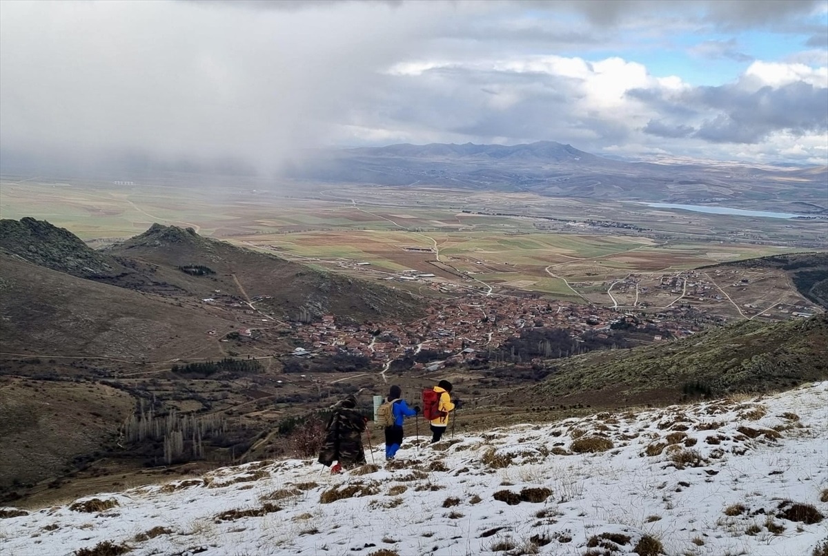 Kırşehir Gençlik ve Spor İl Müdürlüğü Dağcılık Kulübü Üyeleri Yıpranan Bayrağı Değiştirdi