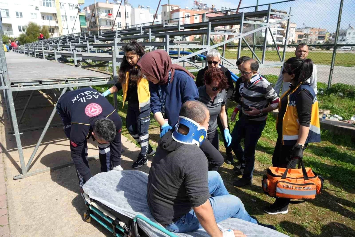 Antalya\'da U11 Yerel Futbol Ligi Karşılaşmasında Tribün Çöktü, 3 Seyirci Yaralandı
