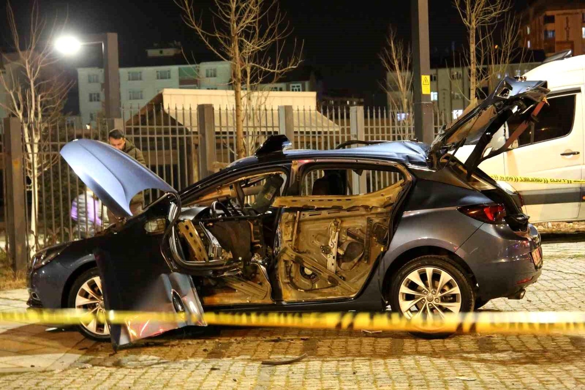 Muş\'ta park halindeki otomobilde patlama: Sürücü yaralandı
