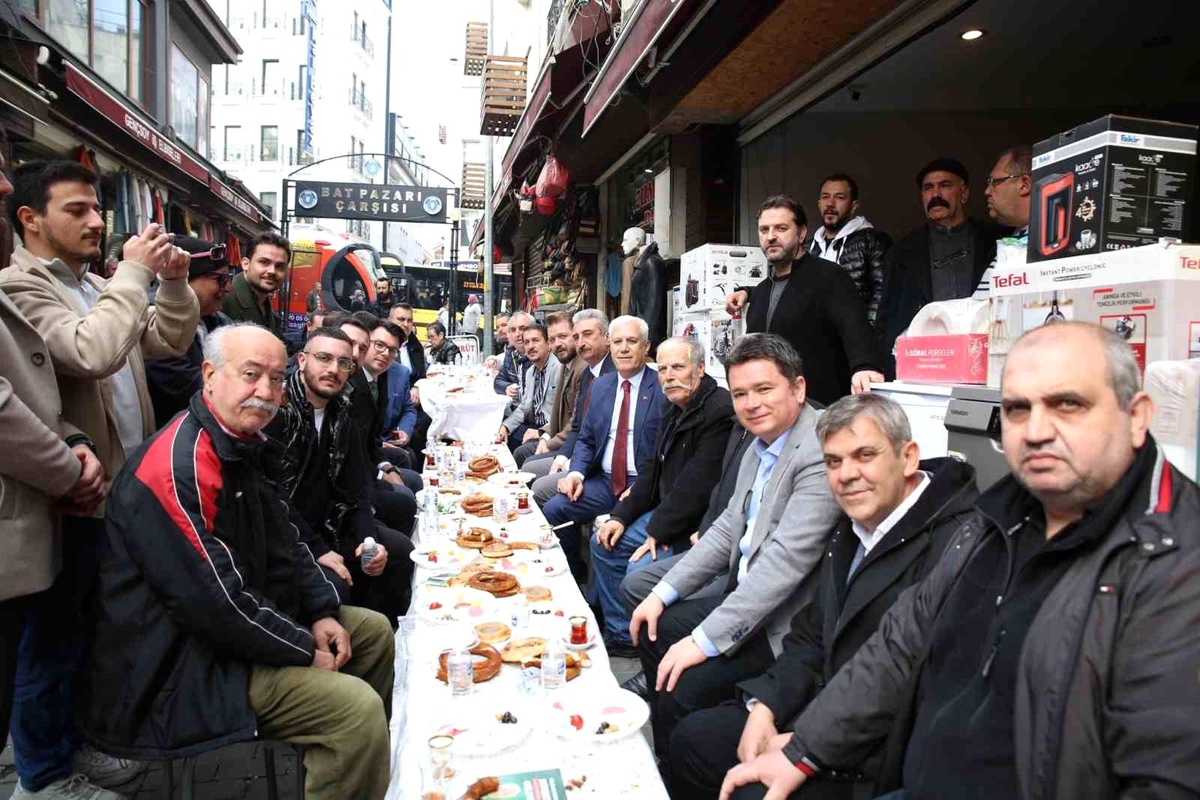CHP Bursa Büyükşehir Belediye Başkan Adayı Mustafa Bozbey, Bıçakçılar Çarşısı\'nın Değiştirileceğini Söyledi