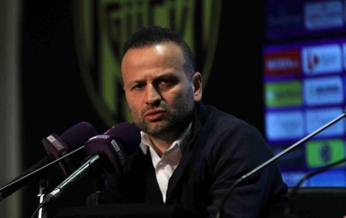 İstanbulspor Teknik Direktörü Osman Zeki Korkmaz: \'Rakibin rahat oyun kurmasına müsaade etmeme niyetiyle gelmiştik\'