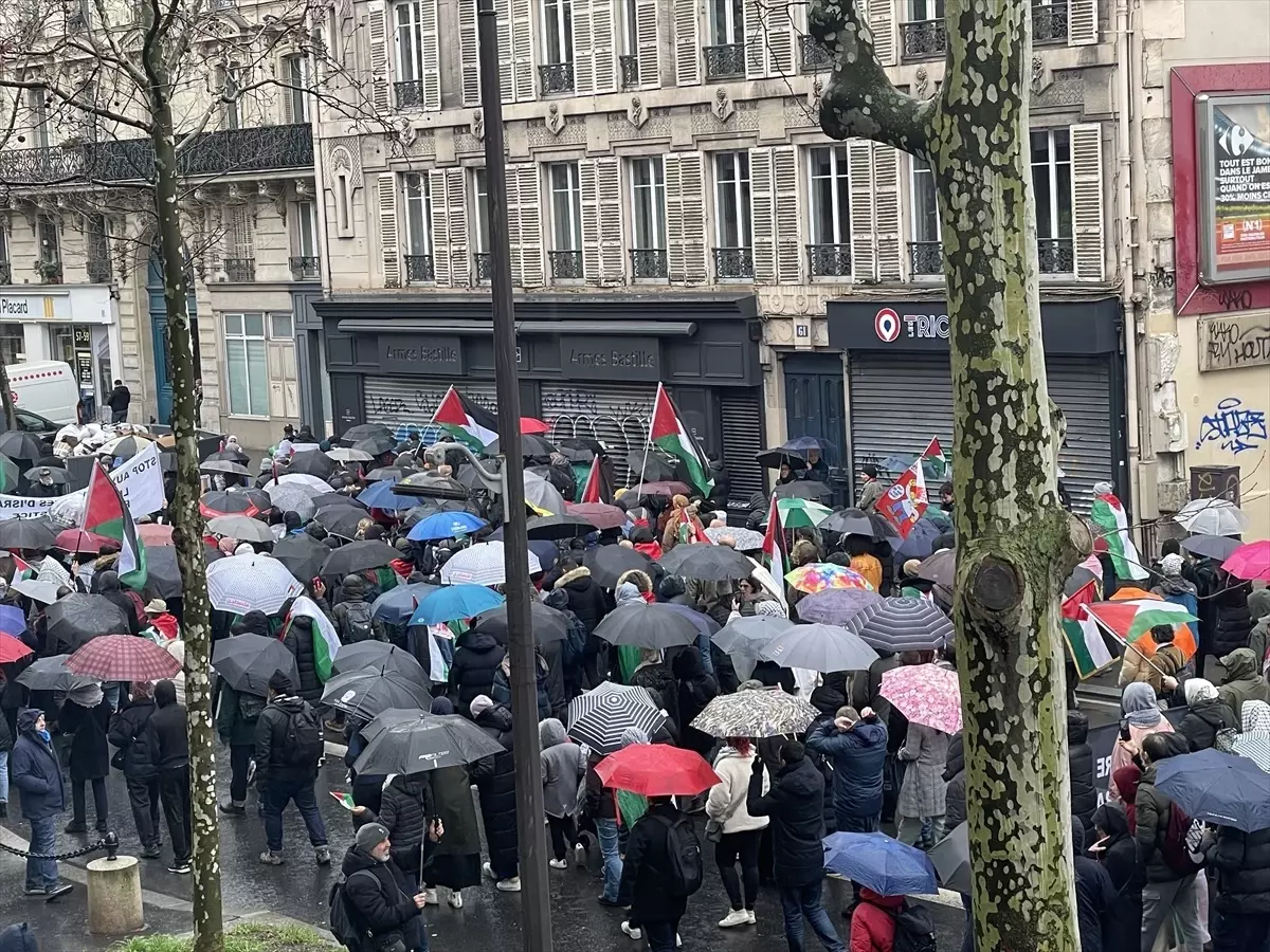 Paris\'te Filistin\'e Destek Gösterisi: Gazze\'de Ateşkes Çağrısı