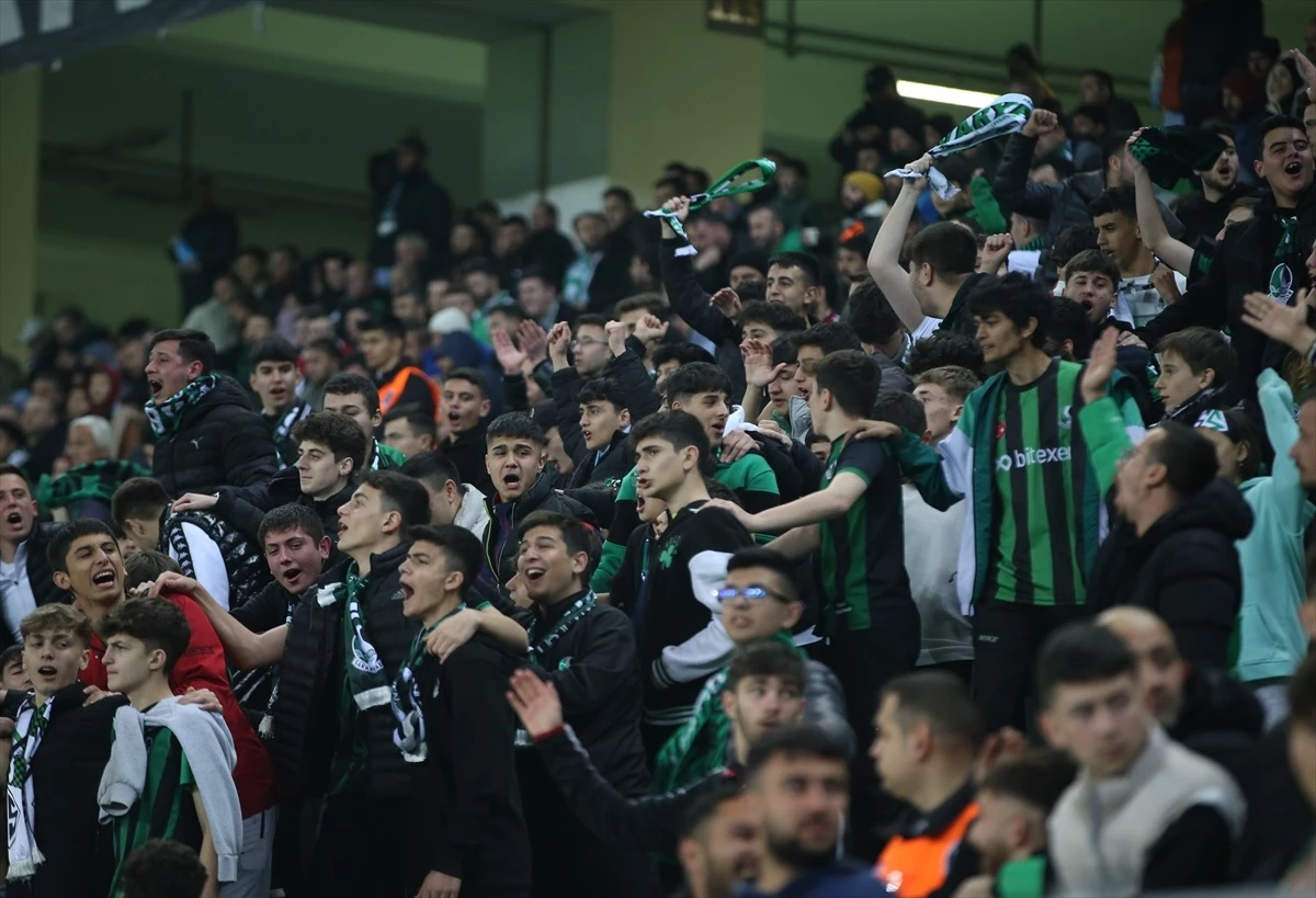 Sakaryaspor, Manisa FK\'yı 2-0 Yendi