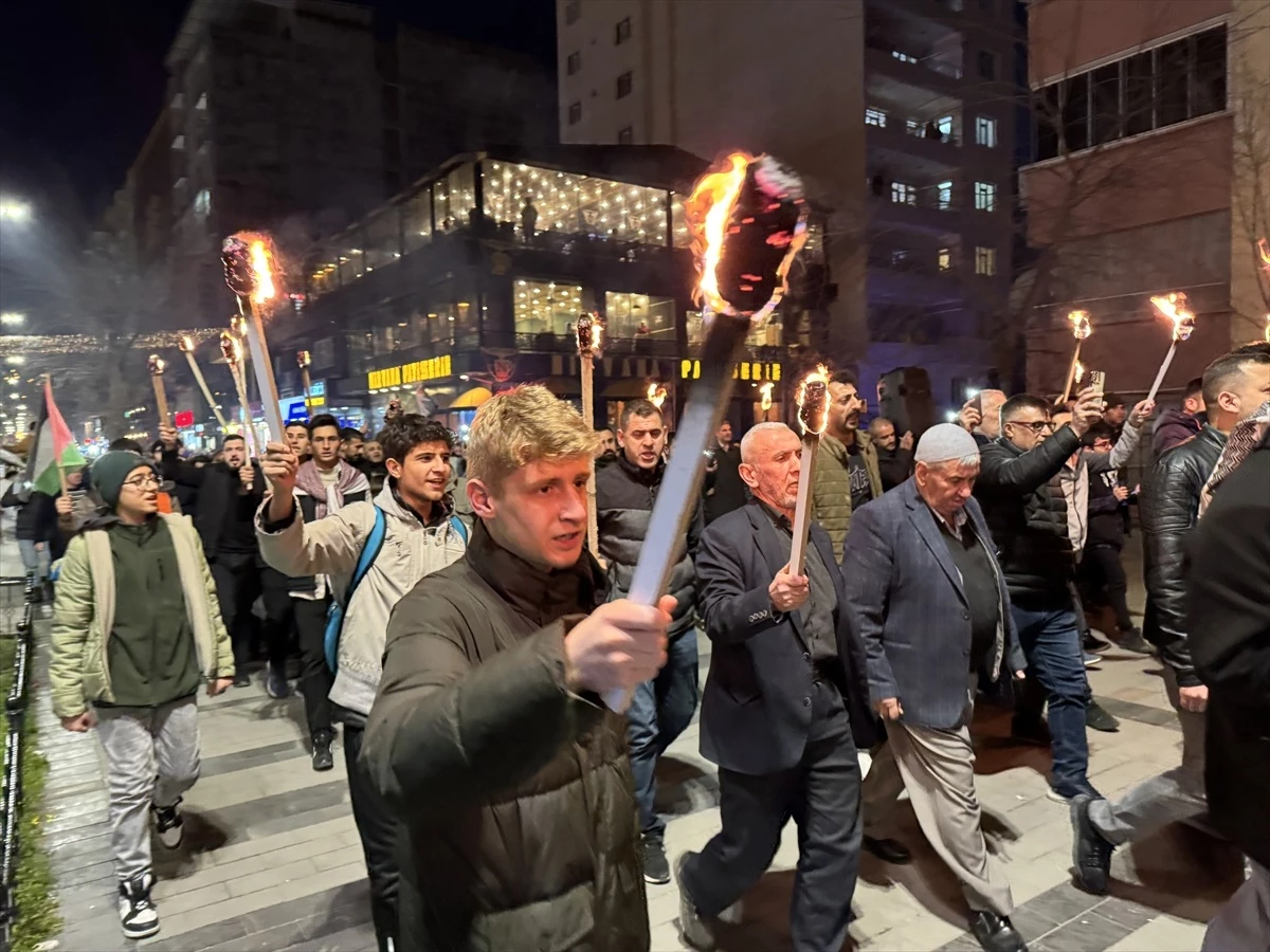 Siirt\'te İsrail\'in Gazze\'ye yönelik saldırılarını protesto eden meşaleli yürüyüş düzenlendi