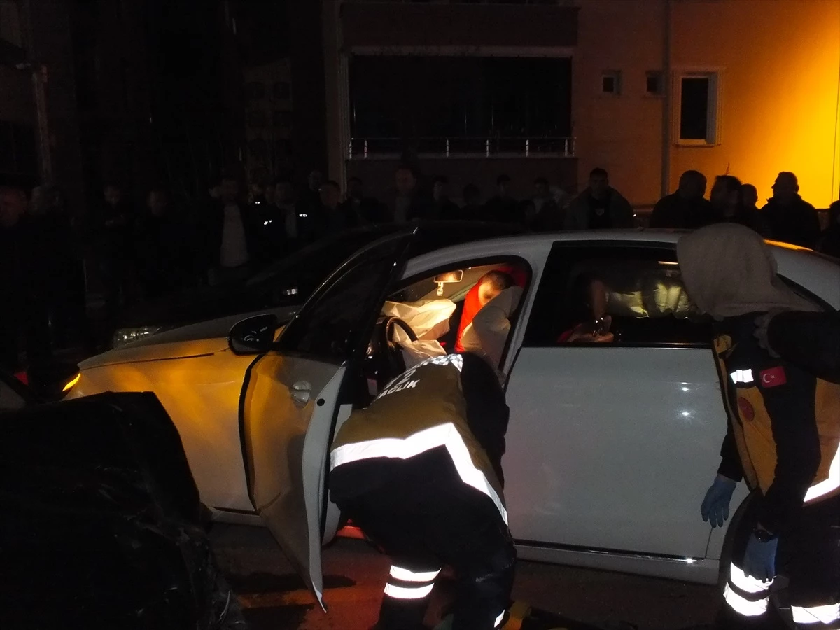 Tokat Turhal\'da 3 araç karıştığı trafik kazasında 5 kişi yaralandı