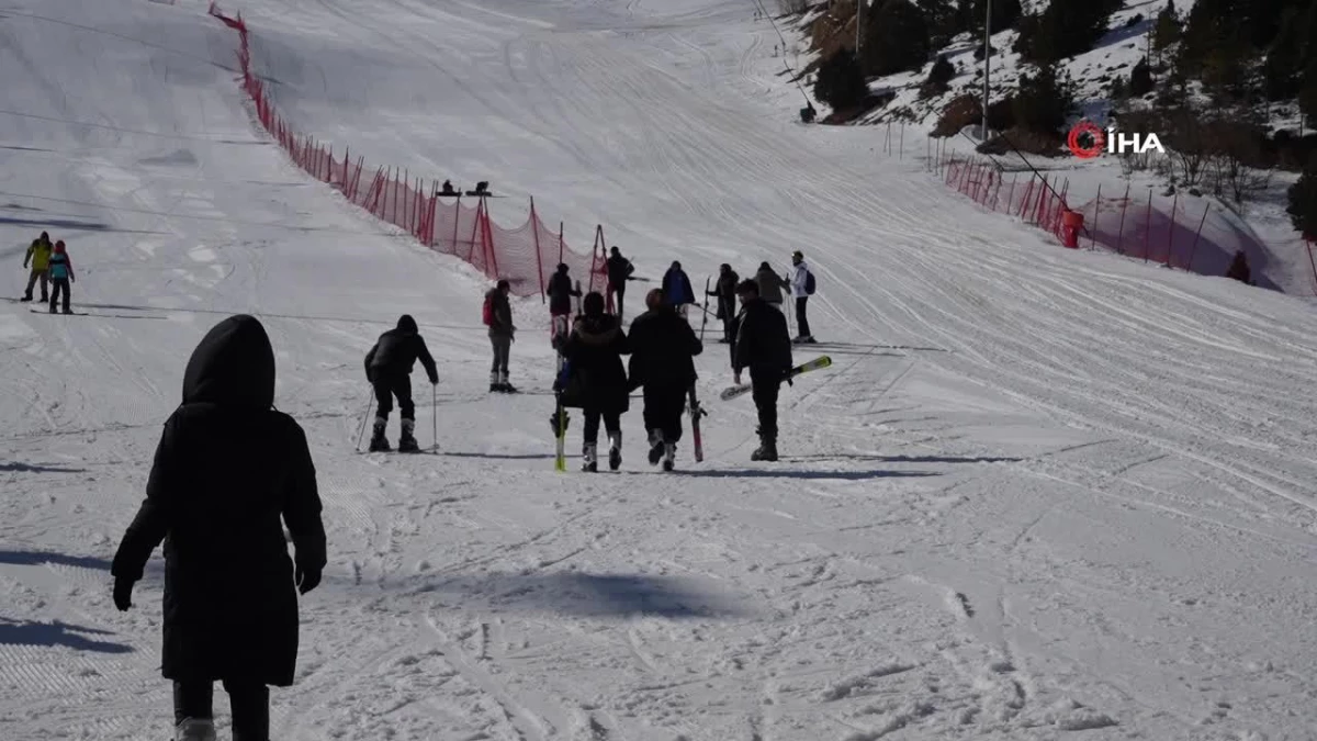 Üniversite öğrencileri Ergan Dağı\'nda ilk kayak heyecanını yaşadı