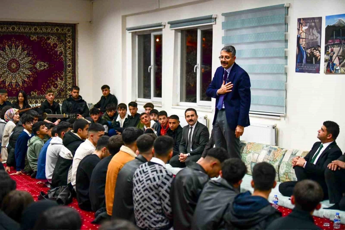 Hakkari Valisi Ali Çelik, Liseli Öğrencilerle Söyleşi Yaptı