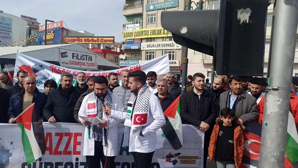 Van\'da sağlık çalışanları Filistin saldırılarına sessiz protesto düzenledi