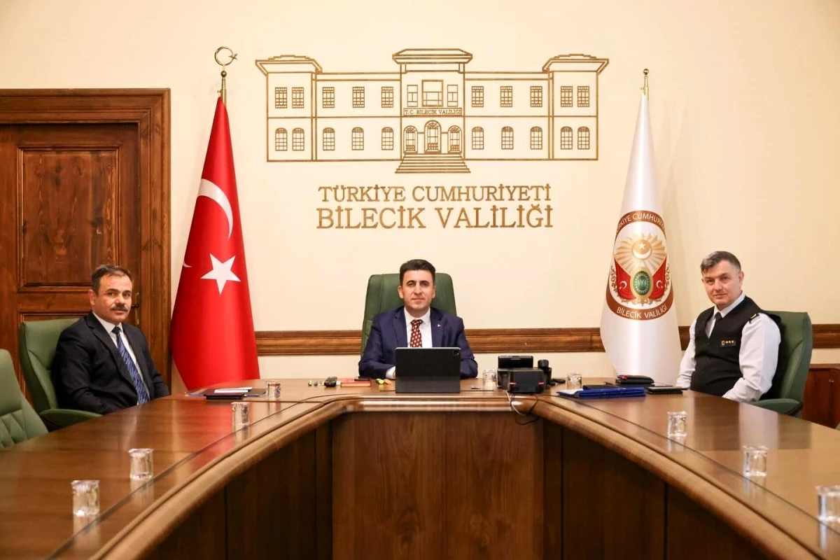 İçişleri Bakanı Ali Yerlikaya başkanlığında VKS yöntemiyle düzenlenen toplantıya Bilecik Valisi Şefik Aygöl katıldı