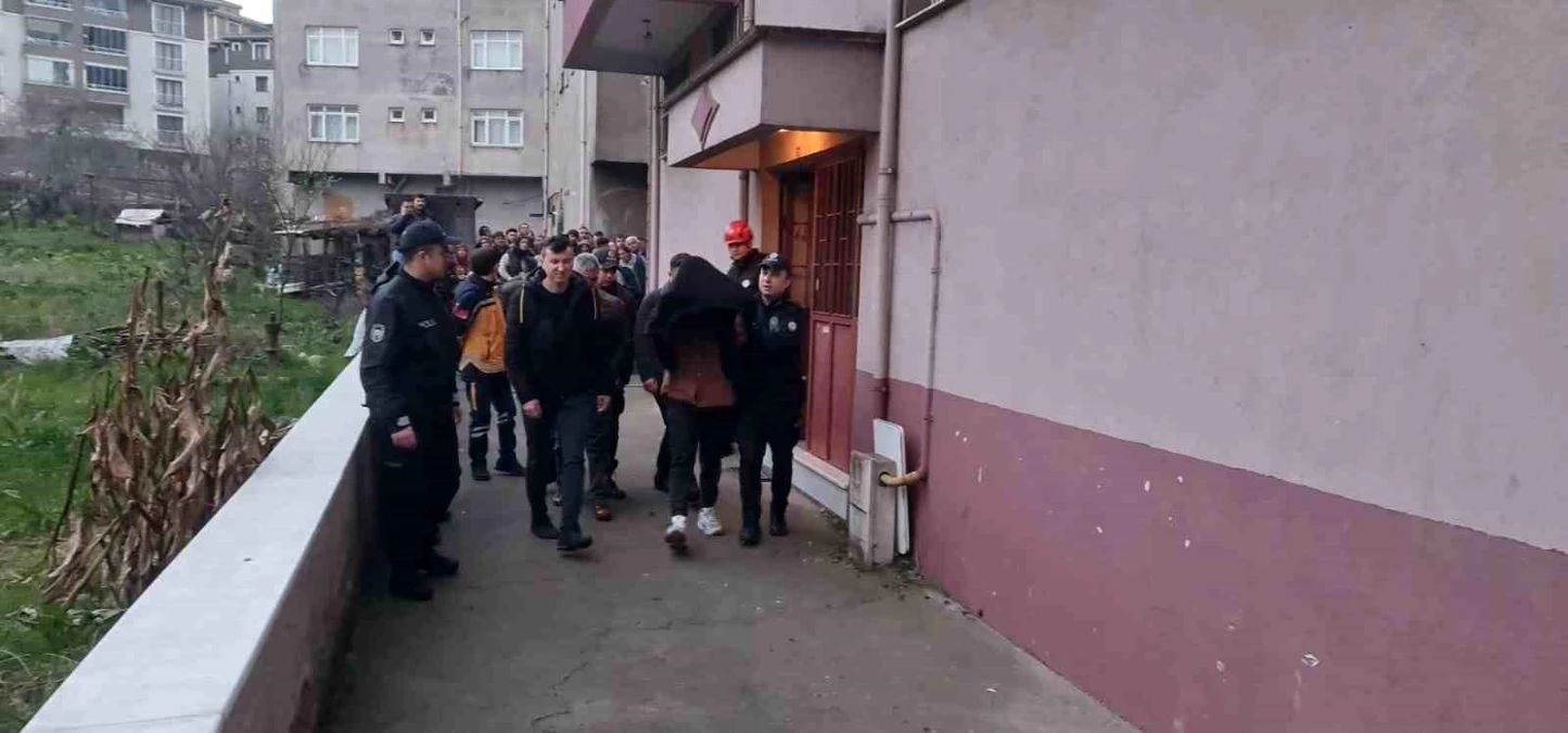 Zonguldak\'ta İntihar Girişimi Son Anda Önlenerek Şahıs İndirildi