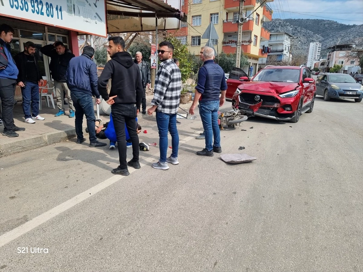 Adana\'da cip ile çarpışan motosikletteki 2 kişi yaralandı