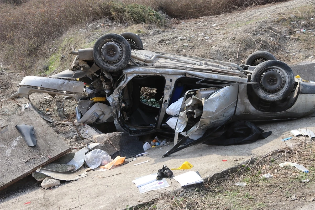 Amasya\'da otomobil su kanalına devrildi: 1 ölü, 1 yaralı