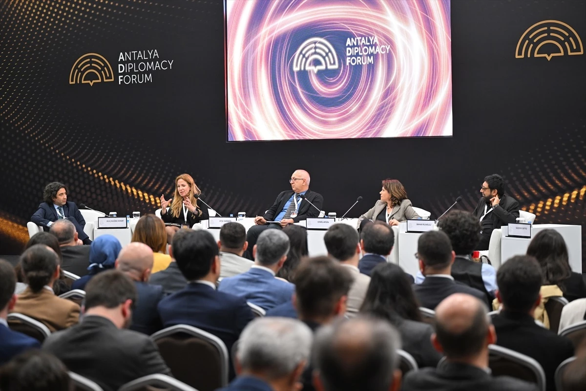 Uluslararası Sistemdeki Mevcut Krize Dair Tarihten Fikirler Paneli Antalya Diplomasi Forumu\'nda Gerçekleştirildi