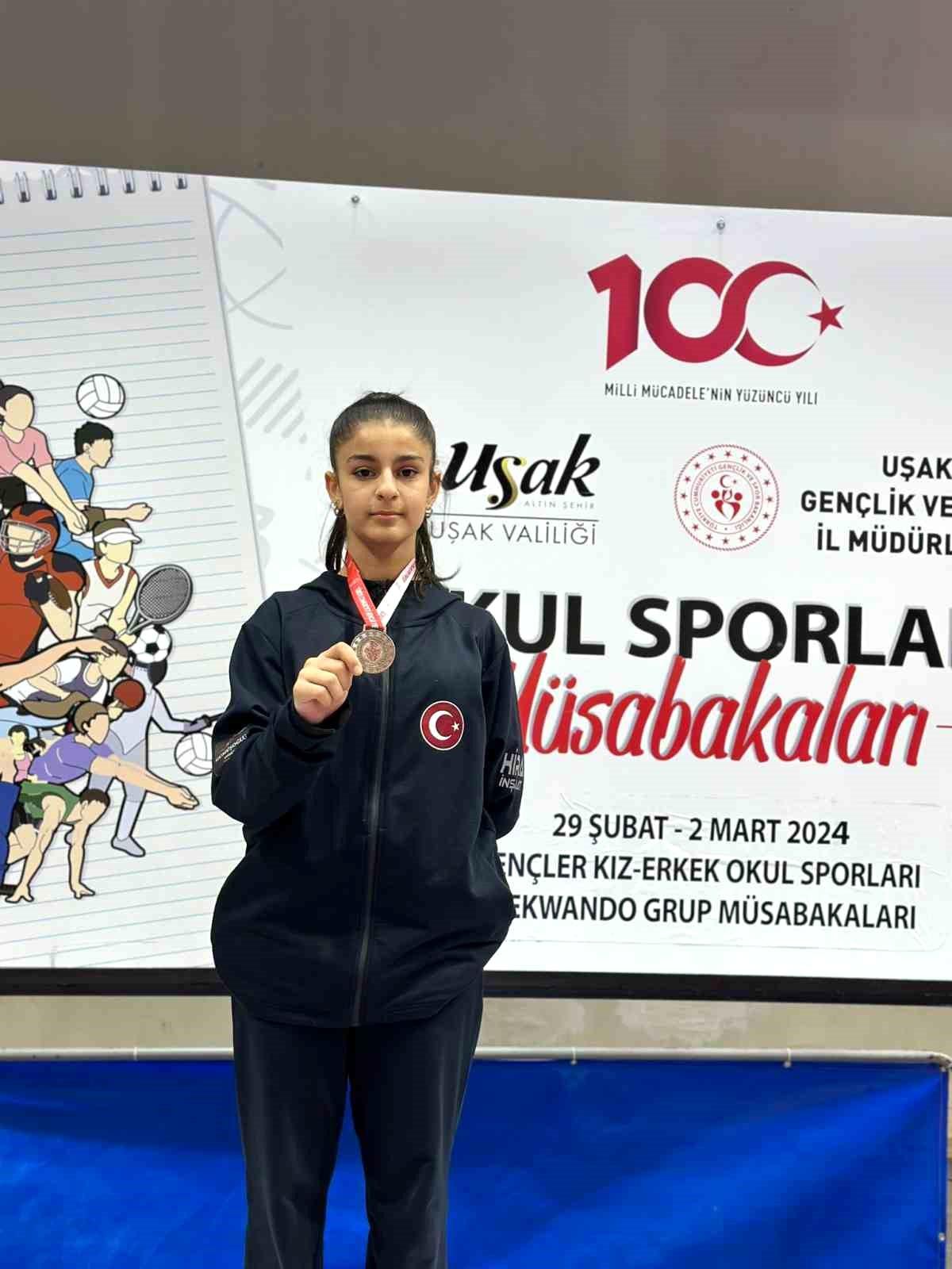 Uşak\'ta düzenlenen tekvando yarı final müsabakalarında Elifnaz ve İrem Türkiye finallerine yükseldi