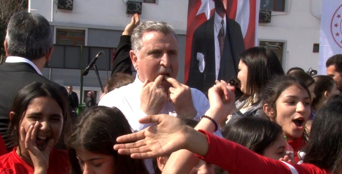 Gençlik ve Spor Bakanı Edirne\'de çocuklarla birlikte spor yaptı