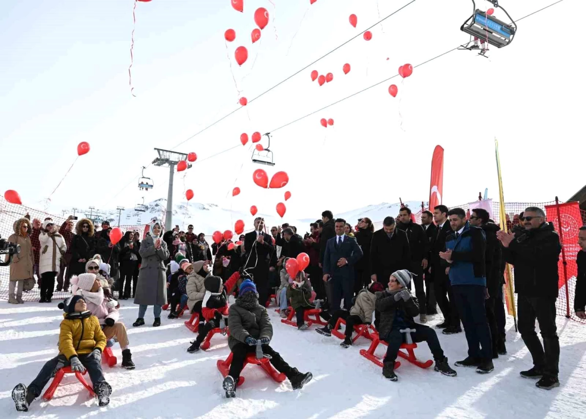 Aile ve Sosyal Hizmetler Bakanı Erzurum\'da Genç Kayakçılarla Buluştu