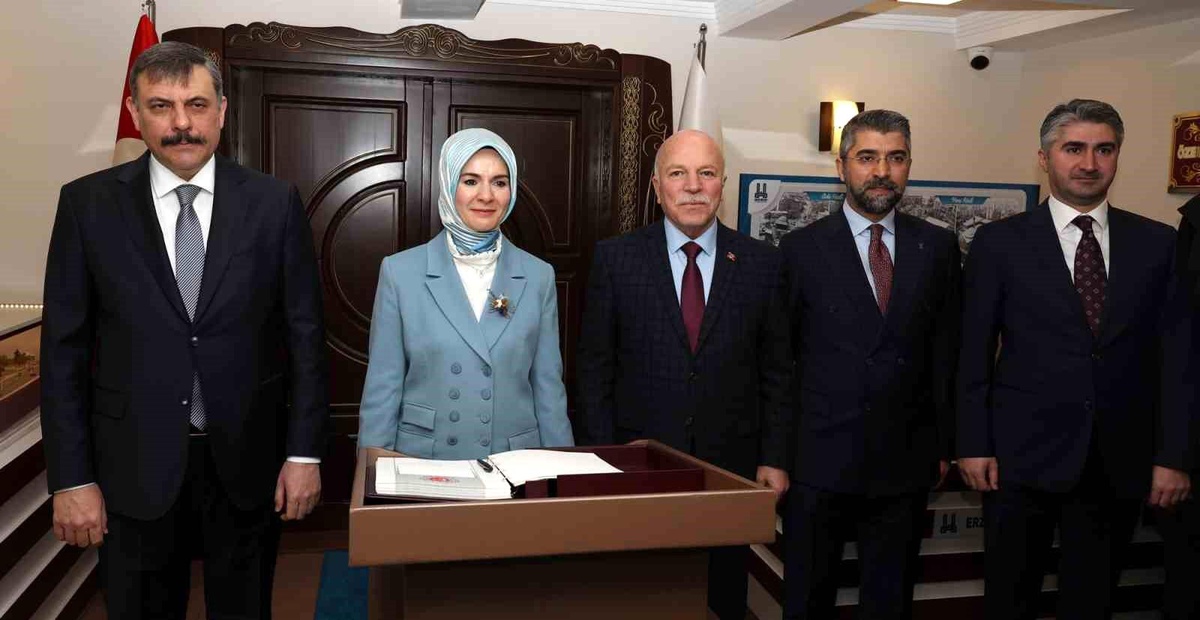 Aile ve Sosyal Hizmetler Bakanı Erzurum Büyükşehir Belediyesi\'ni ziyaret etti