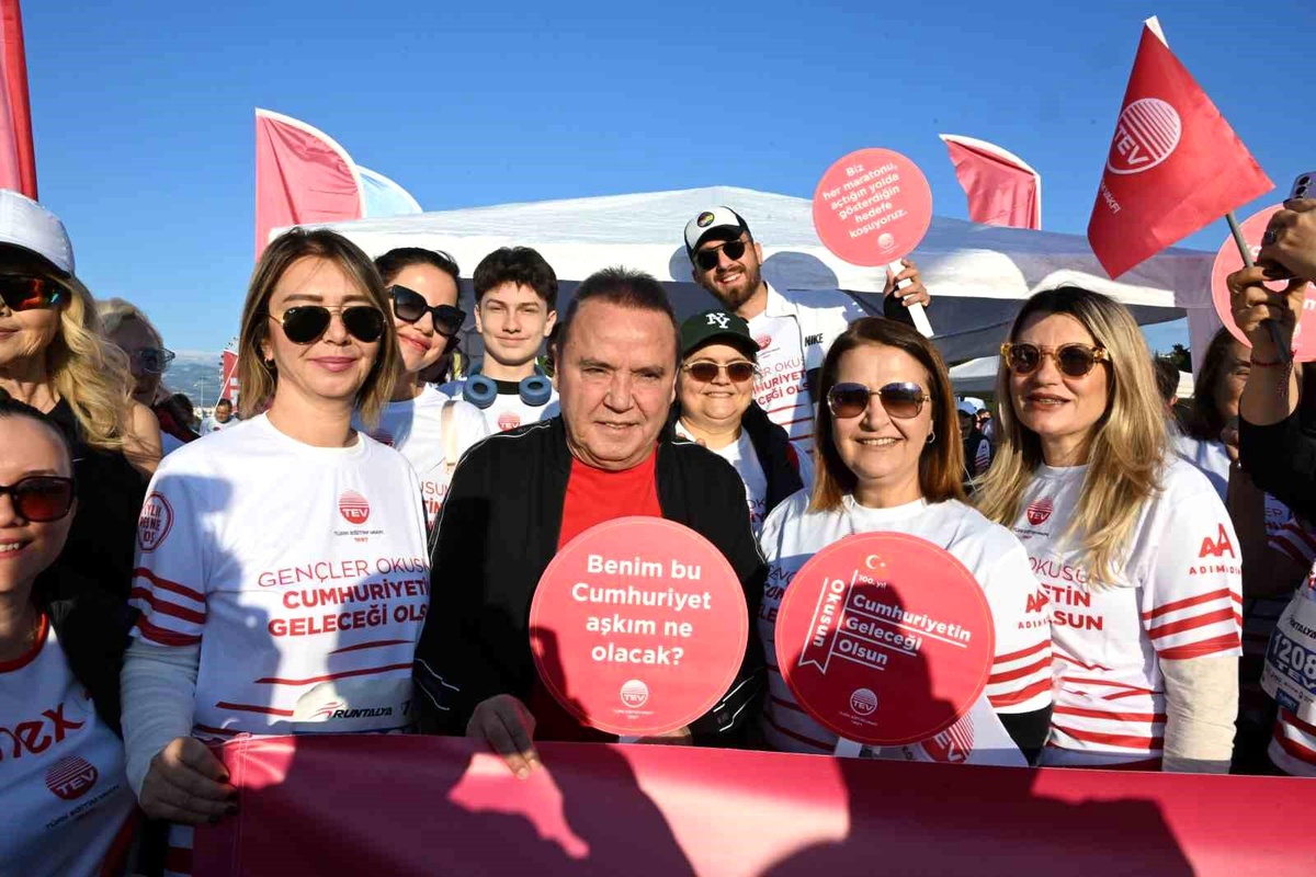 Antalya Büyükşehir Belediye Başkanı Muhittin Böcek, 19. Antalya Maratonu\'na katıldı