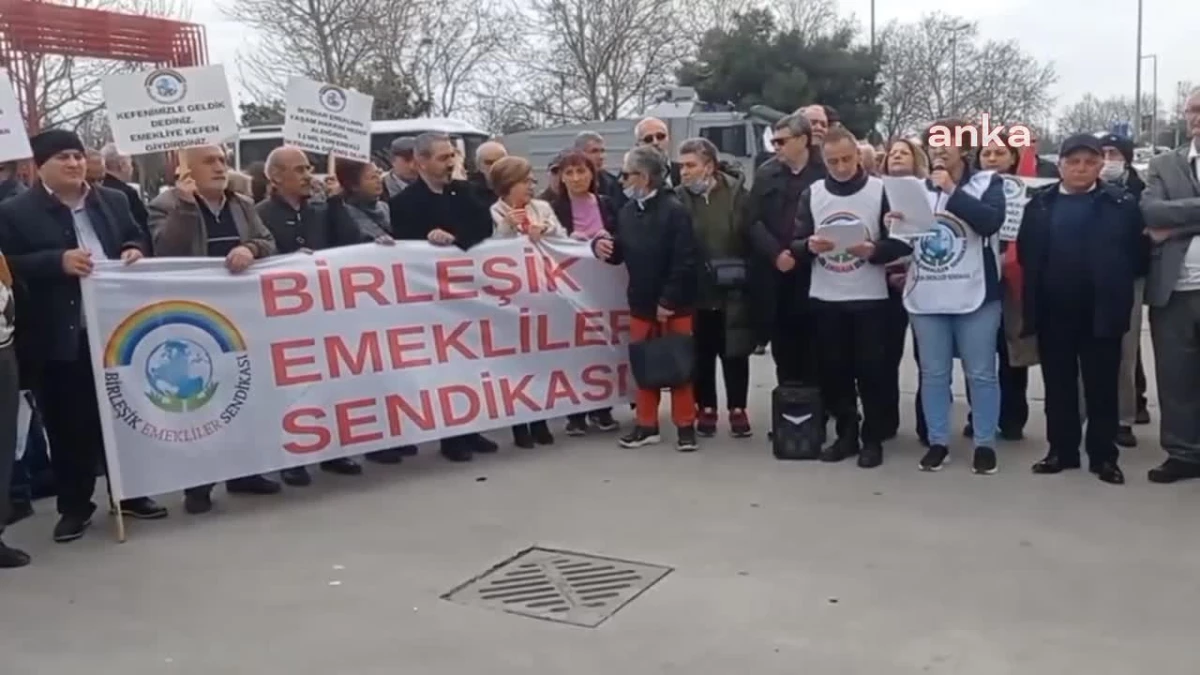 Emekliler İstanbul Kartal Meydanı\'nda Taleplerini Sıraladı