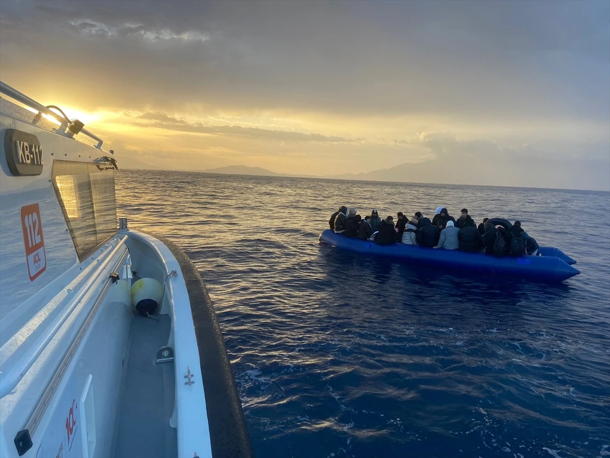 Bodrum açıklarında Yunanistan unsurlarınca geri itilen 33 düzensiz göçmen kurtarıldı