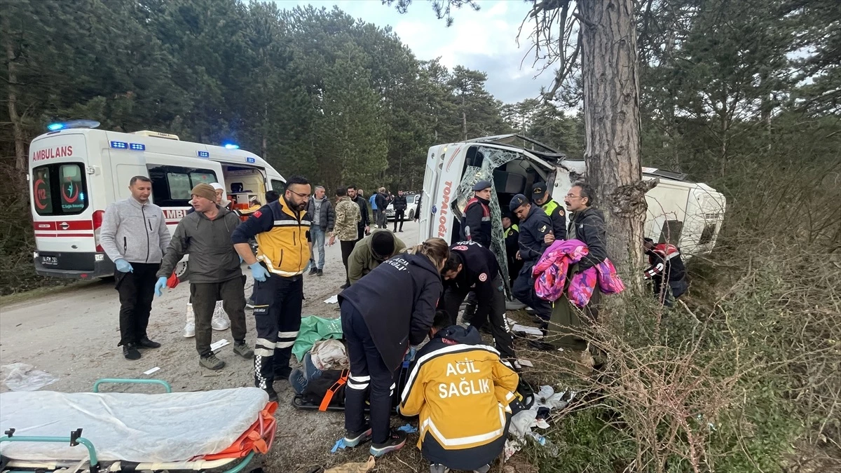 Bolu Kartalkaya Kayak Merkezi\'nden dönen minibüs devrildi, 14 kişinin tedavisi tamamlandı