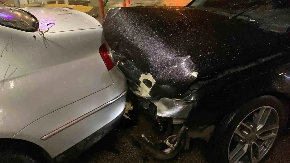 Burdur\'da kavşağa kontrolsüz giren 2 otomobilin çarpışması sonucu 1 kişi yaralandı
