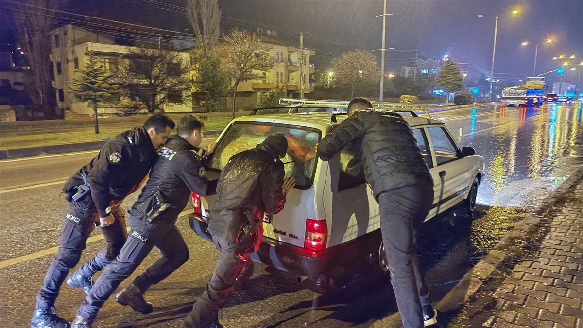 Çorum-Ankara kara yolunda otomobil arıza yaparak yol ortasında kaldı