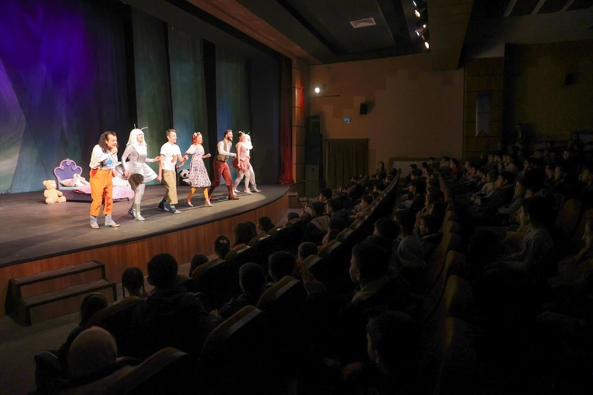 Diyarbakır\'da binlerce çocuk tiyatroyla tanışıyor