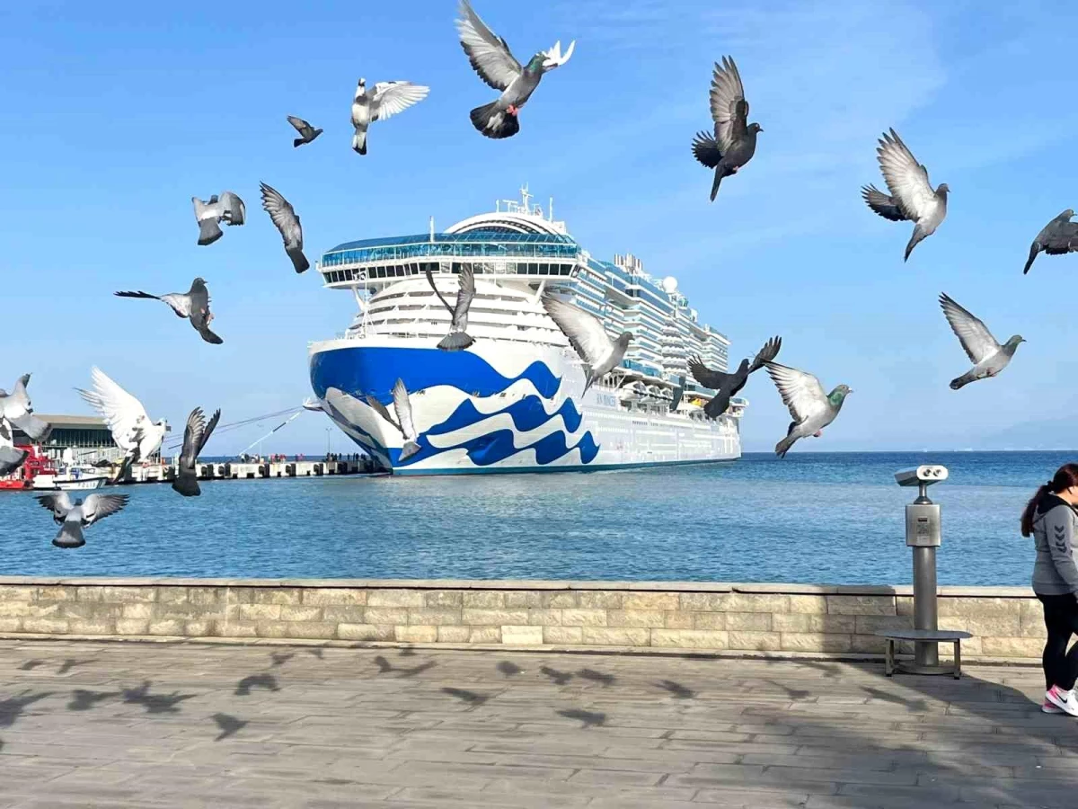 Dünyanın en büyük yolcu gemisi Kuşadası\'na geldi