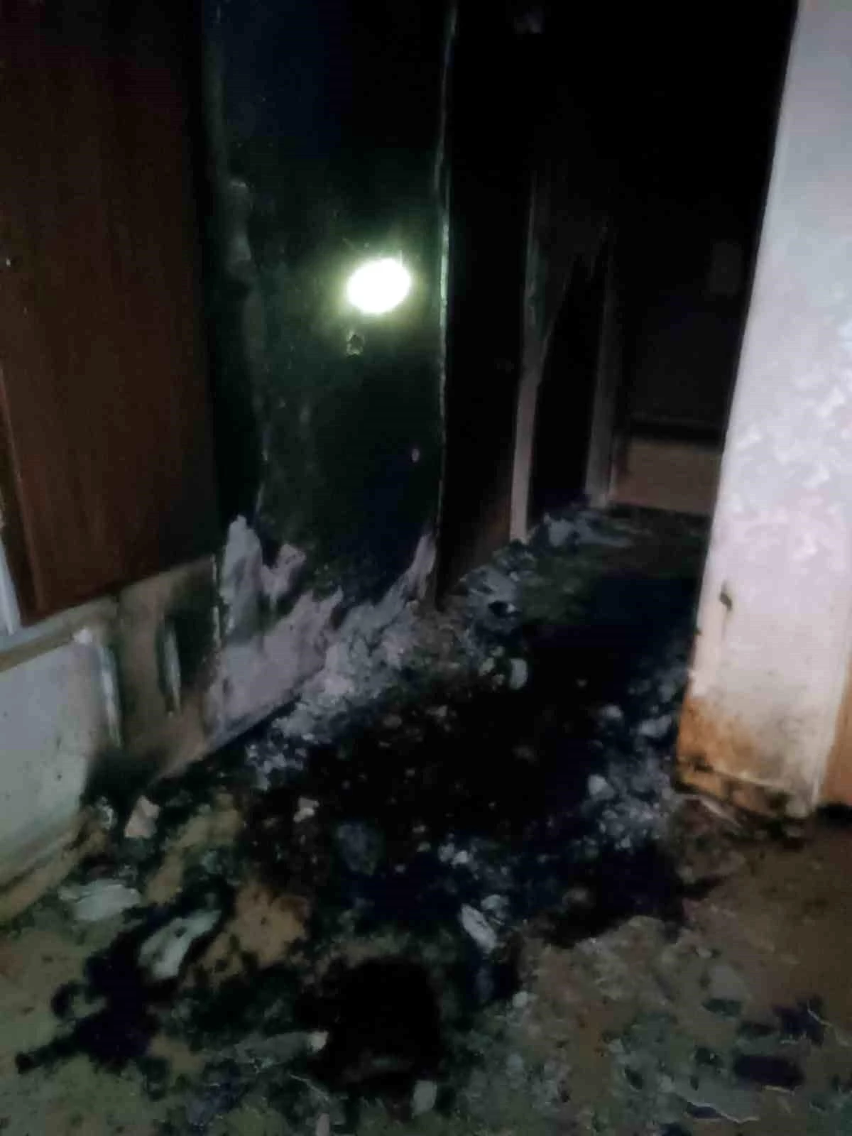 Van\'ın Edremit ilçesinde bir binanın zemin katında çıkan yangın korkuya neden oldu