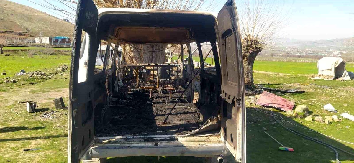 Elazığ\'da Park Halinde Yanan Minibüs Kullanılamaz Hale Geldi