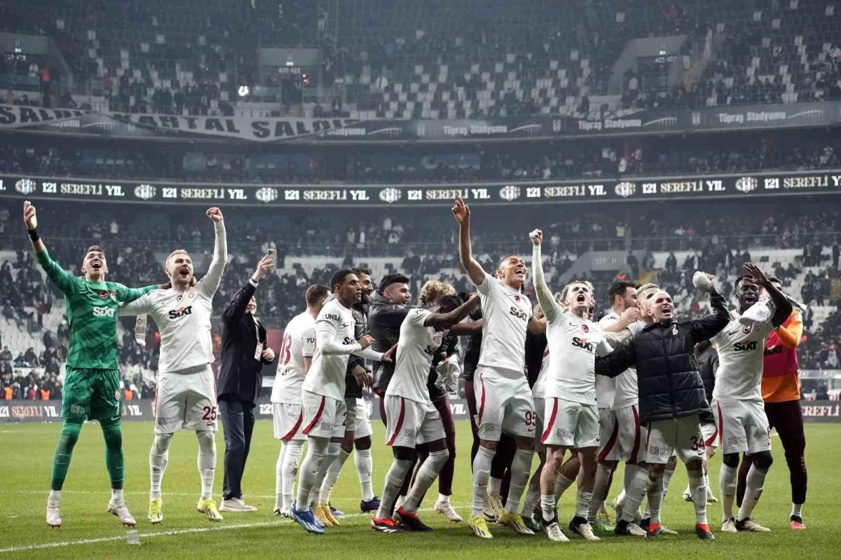Galatasaray, Beşiktaş derbisi galibiyetini taraftarlarıyla kutladı
