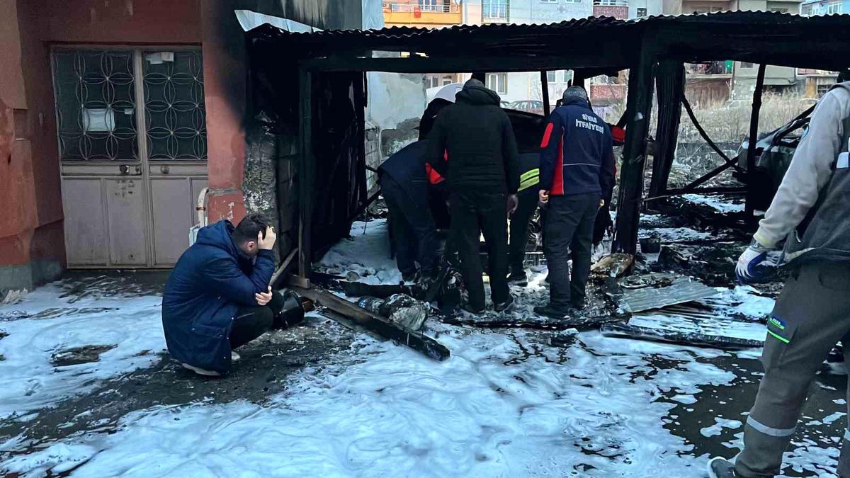 Sivas\'ta garajda çıkan yangında 2 araç kullanılamaz hale geldi