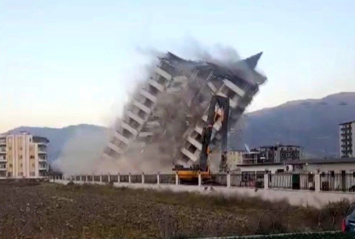 11 katlı bina saniyeler içinde kağıt gibi yıkıldı