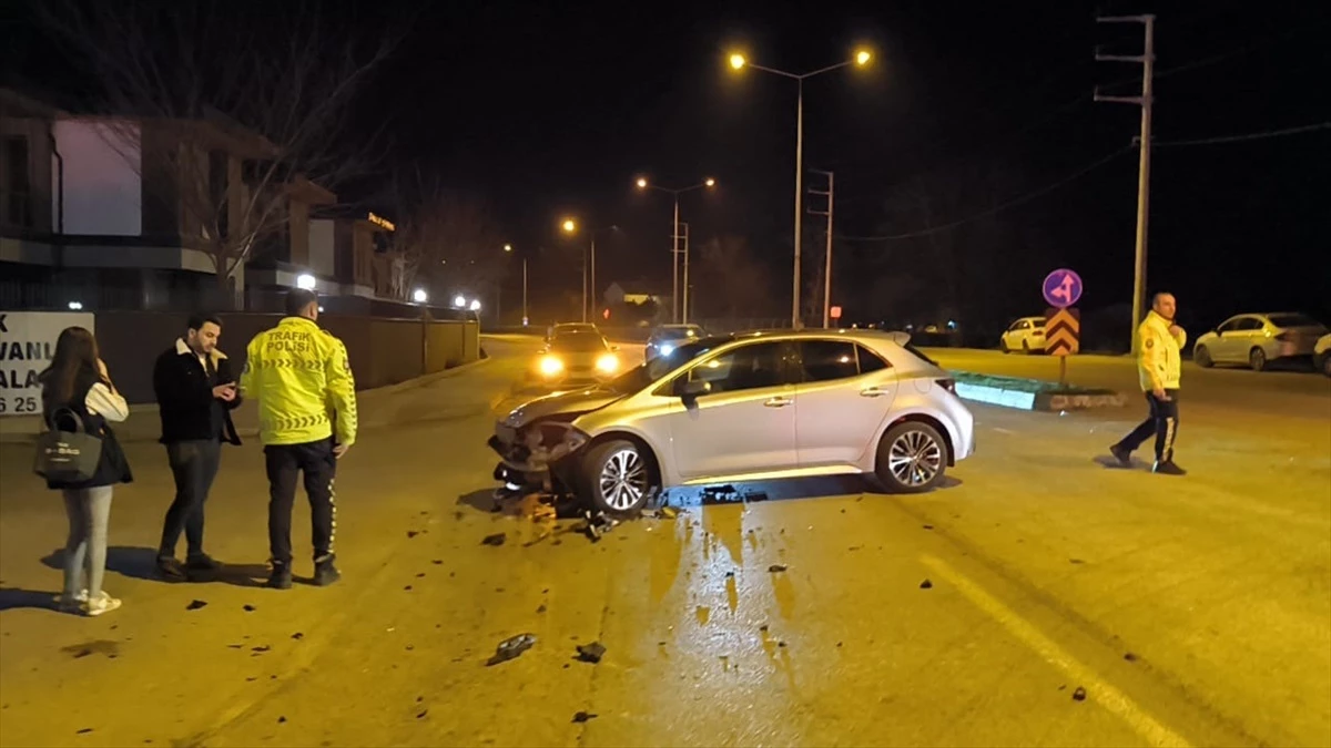 İnegöl\'de Otomobil ve Motosiklet Kazası: 1 Ölü, 1 Yaralı