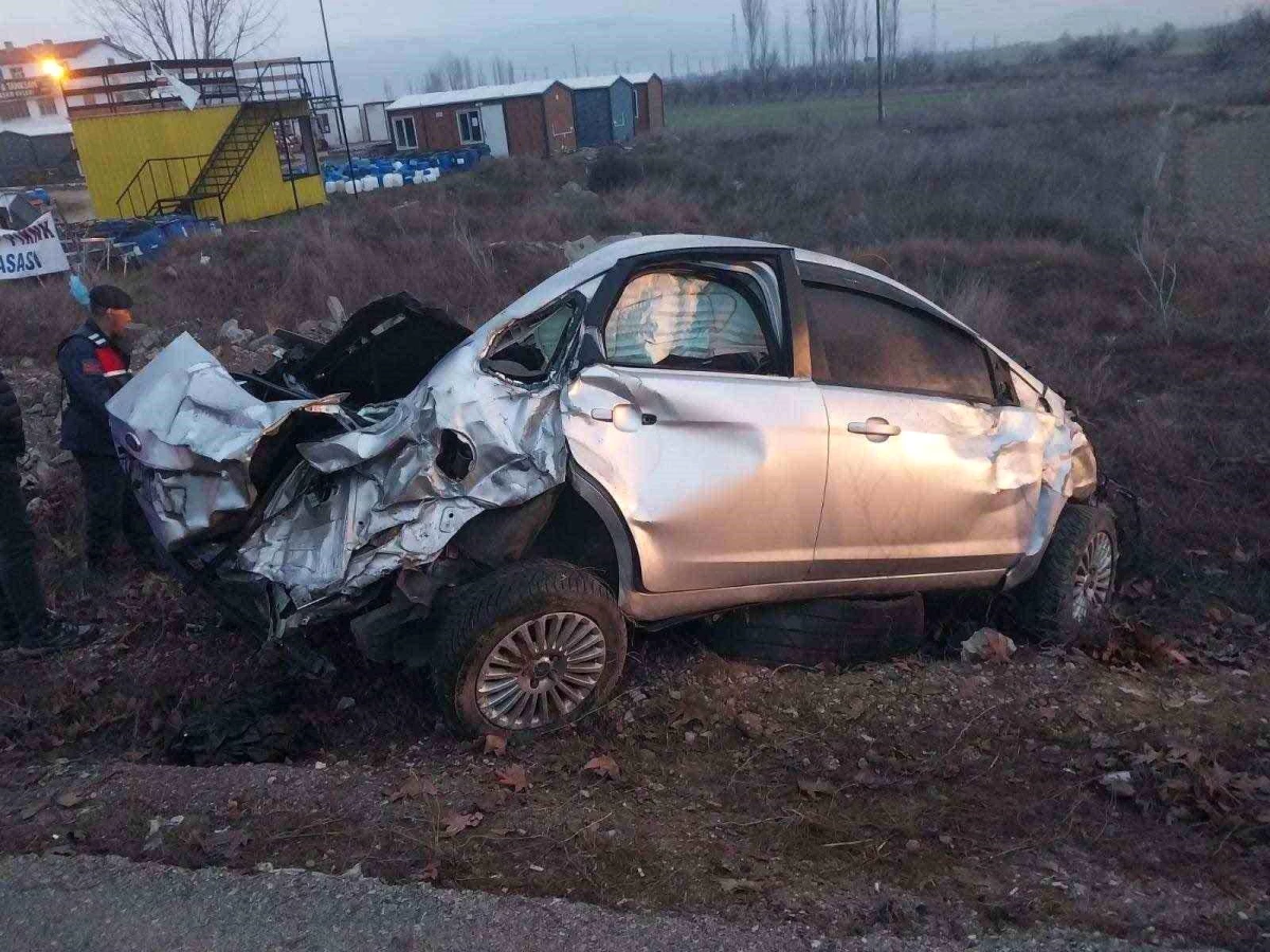Isparta\'da Reklam Panosuna Çarpan Otomobil Kazası: 1 Ölü, 3 Yaralı