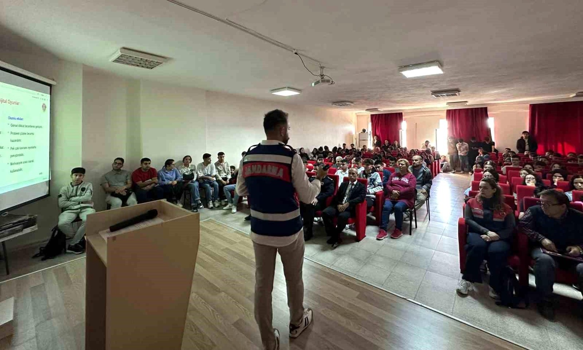 Mersin İl Jandarma Komutanlığı Öğrencilere Siber Farkındalık Eğitimi Verdi