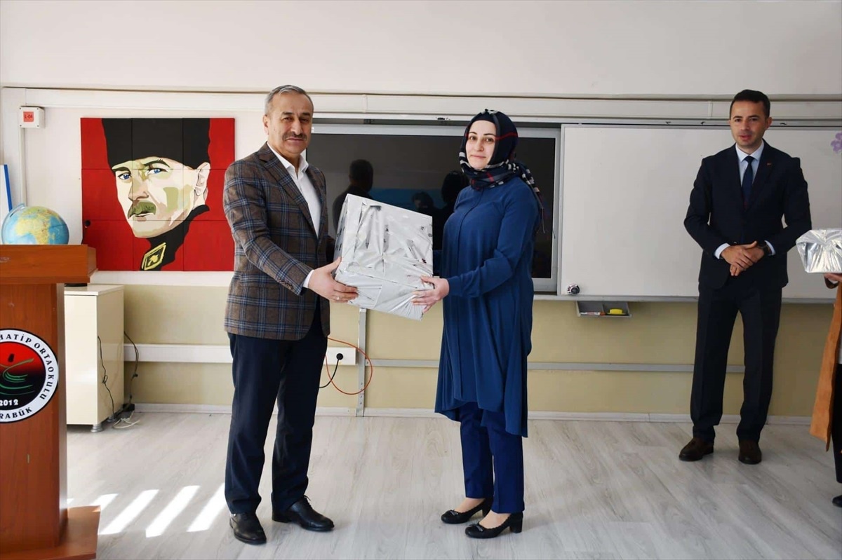 Karabük\'te kitap okuma yarışmasında dereceye giren velilere ödülleri takdim edildi