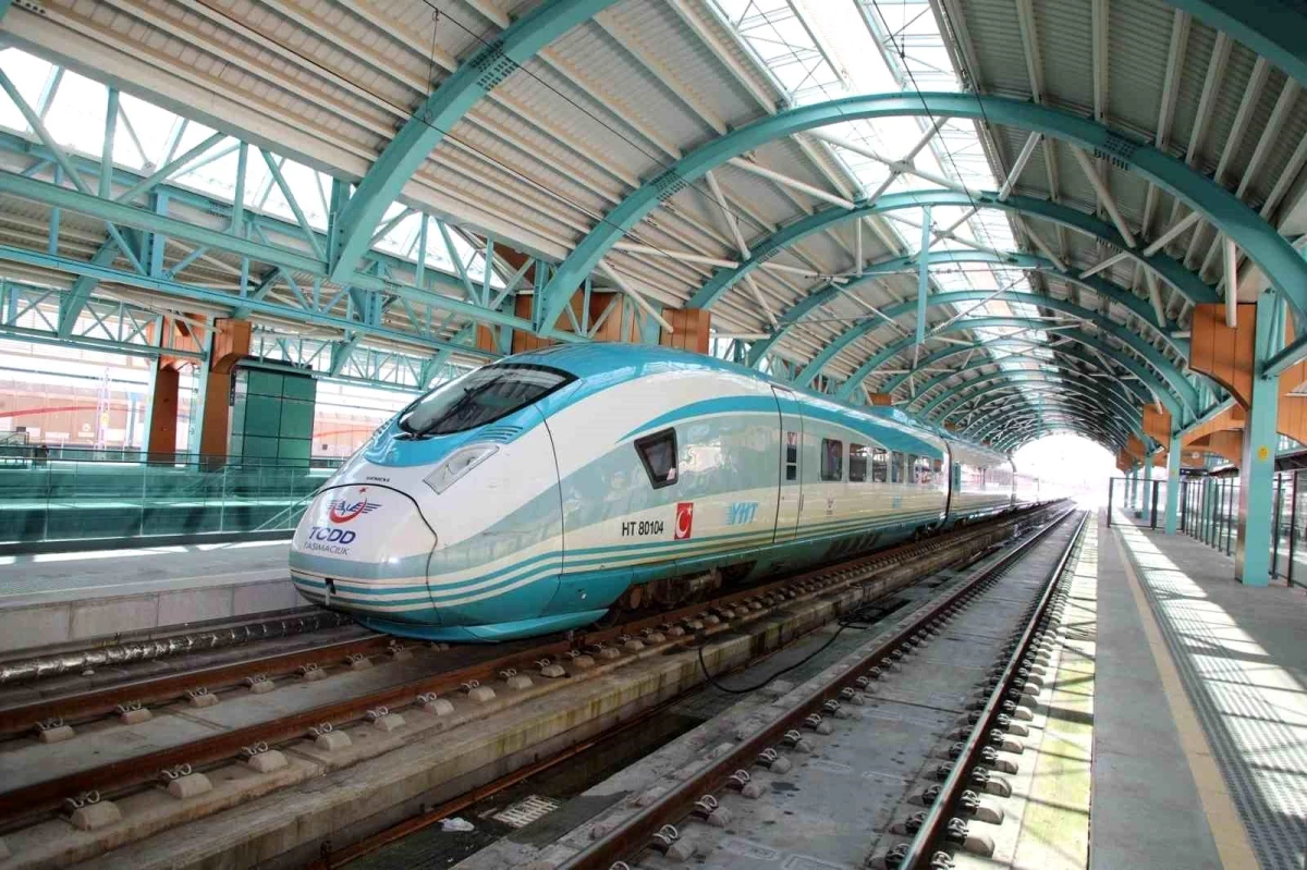 Saadet Partisi Genel Başkanı Temel Karamollaoğlu, eleştirdiği yüksek hızlı trenle Sivas\'a geldi