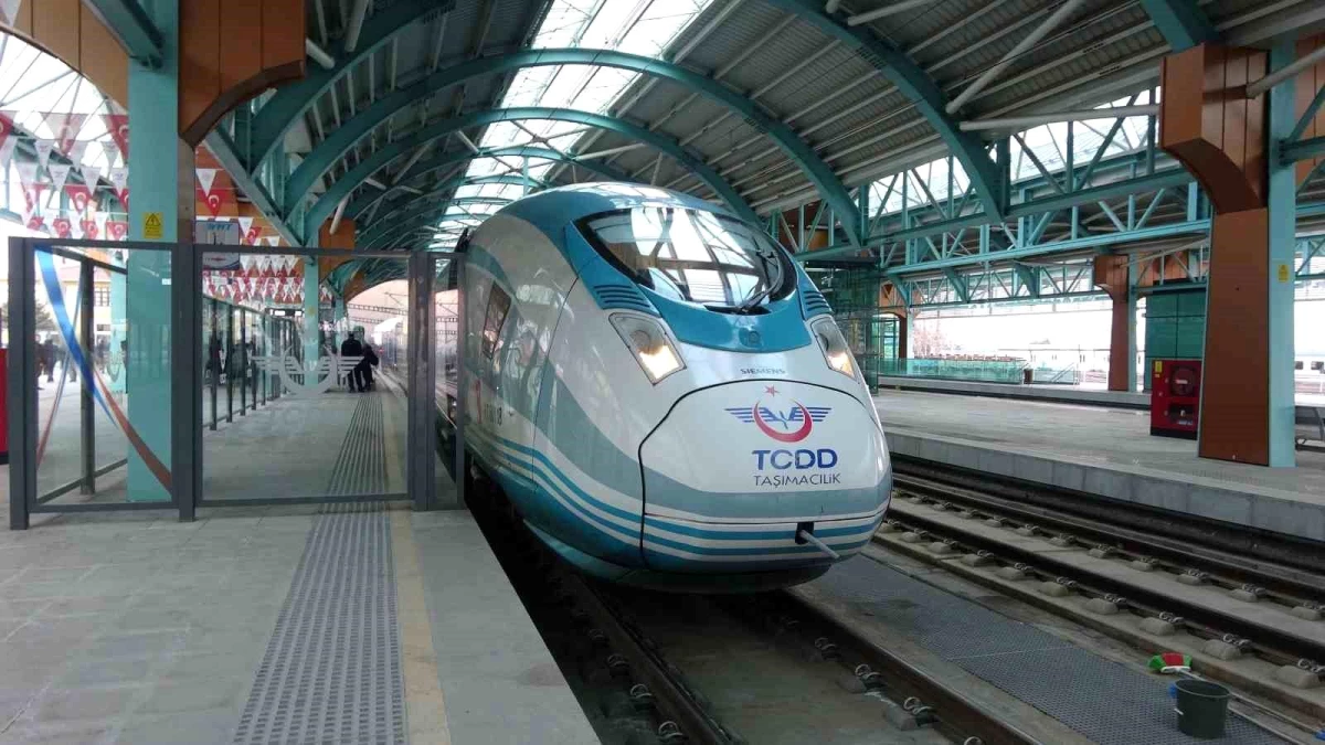 Saadet Partisi Genel Başkanı Karamollaoğlu, yüksek hızlı trenle geri döndü