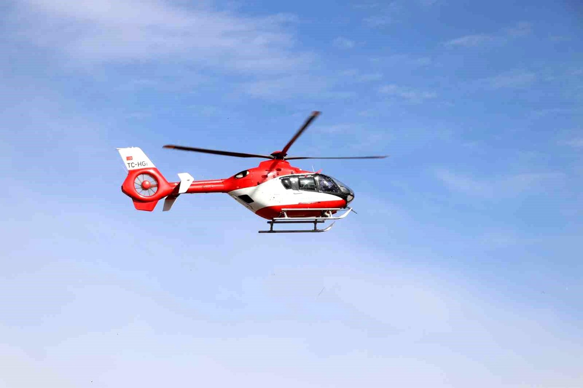 Sivas\'ta Kayak Yapan Şahıs Ambulans Helikopter ile Hastaneye Götürüldü
