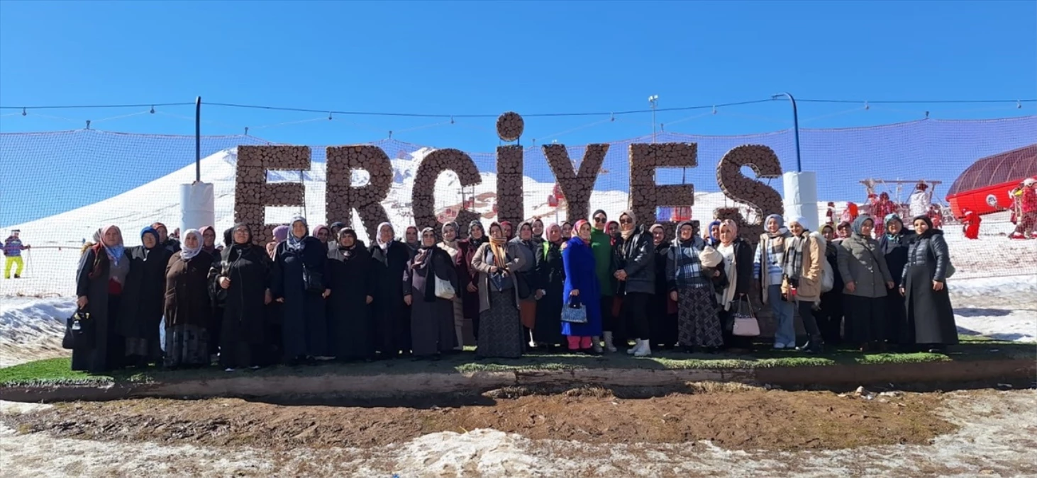 Kayseri Büyükşehir Belediyesi, 55 kadını Erciyes Kayak Merkezi\'ne götürdü
