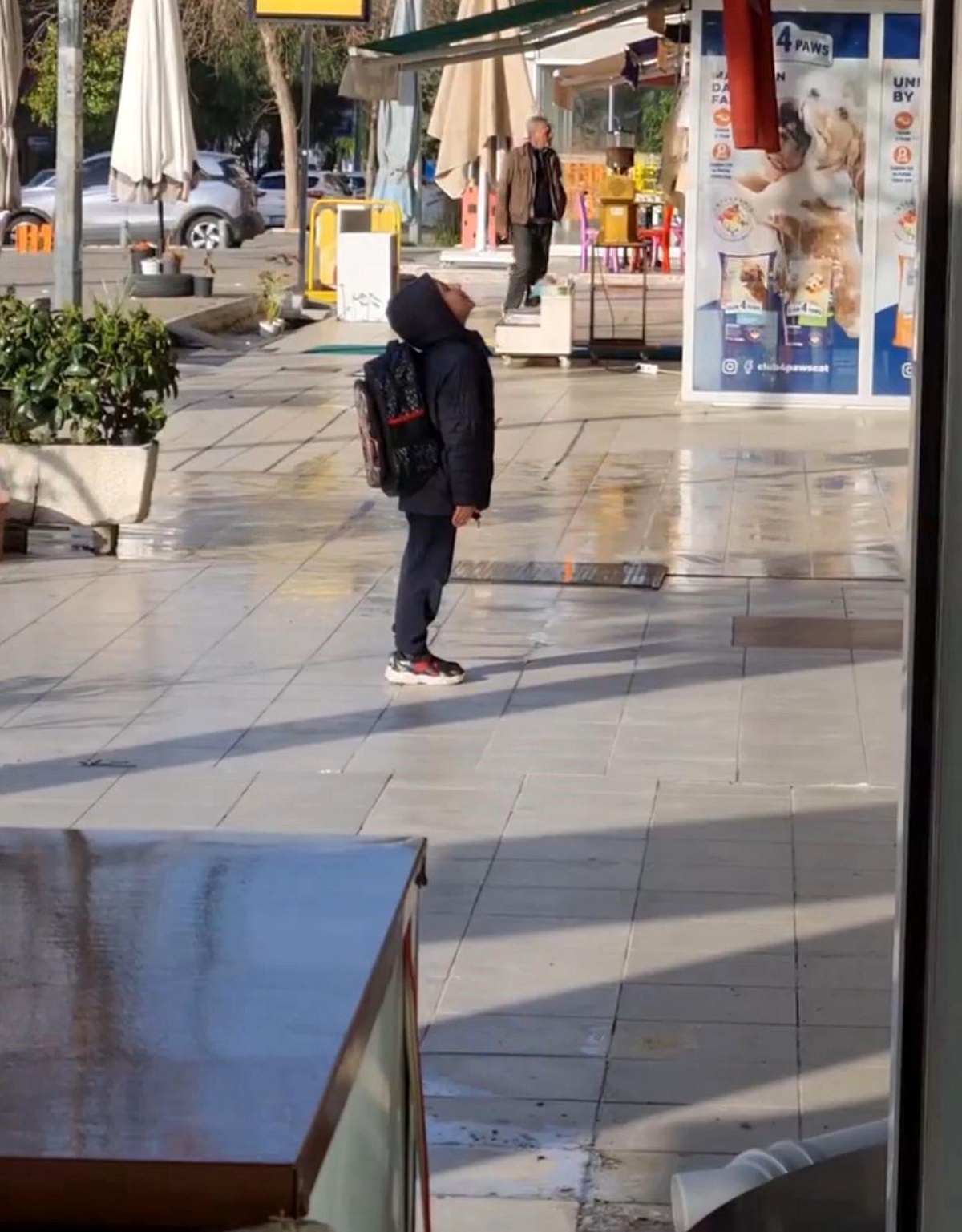 İzmir\'de Küçük Çocuk Dükkanın Önünde İstiklal Marşı Okudu