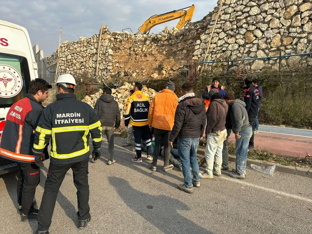 Mardin\'de İstinat Duvarı Çöktü, 2 İşçi Yaralandı