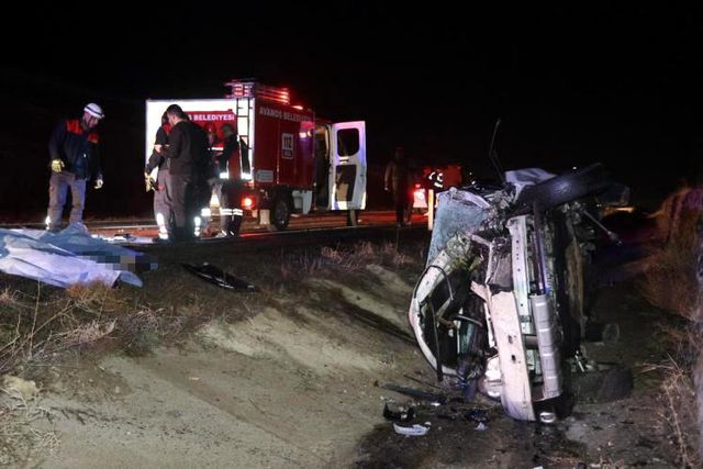 Takla atan araçtan kopan parçalar nedeniyle 2 otomobil çarpıştı: 3 ölü, 6 yaralı Takla atan araçtan kopan parçalar nedeniyle 2 otomobil çarpıştı: 3 ölü, 6 yaralı