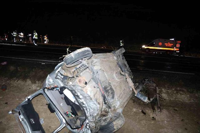 Takla atan araçtan kopan parçalar nedeniyle 2 otomobil çarpıştı: 3 ölü, 6 yaralı Takla atan araçtan kopan parçalar nedeniyle 2 otomobil çarpıştı: 3 ölü, 6 yaralı