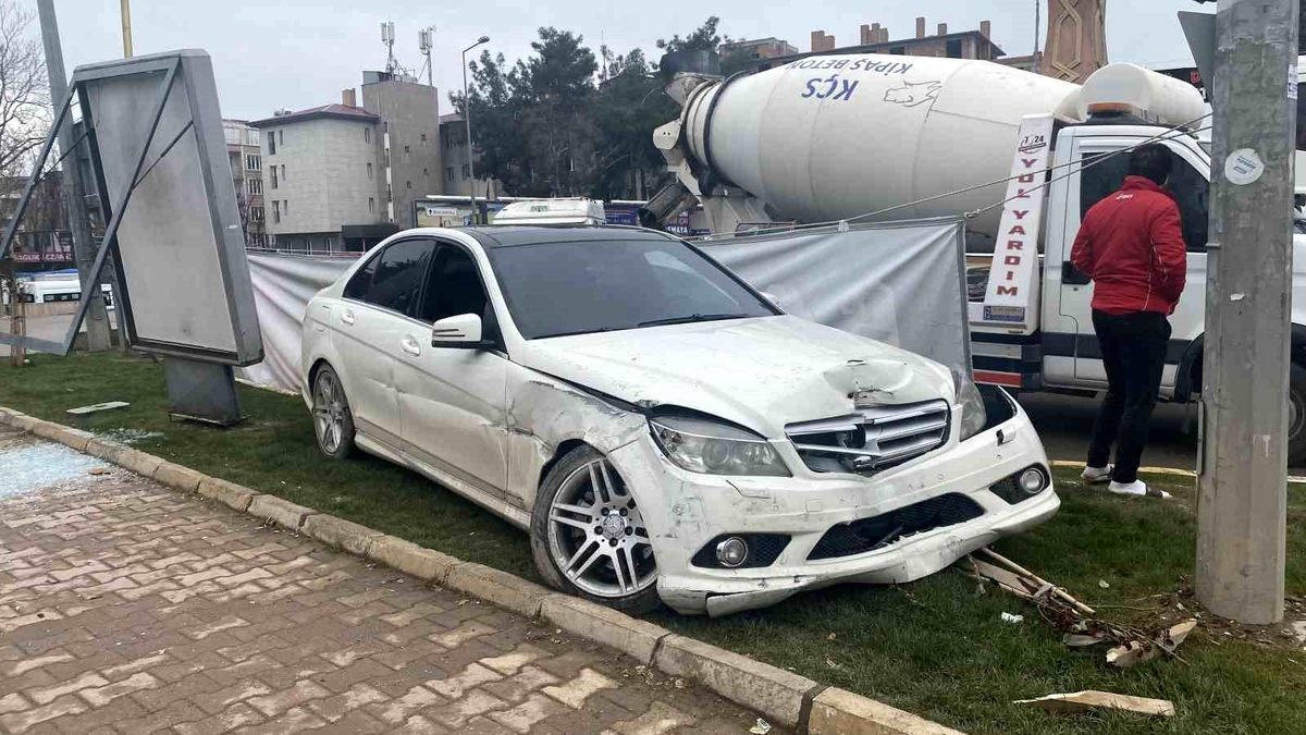 Adıyaman\'da otomobil refüje çıktı, 1 kişi yaralandı