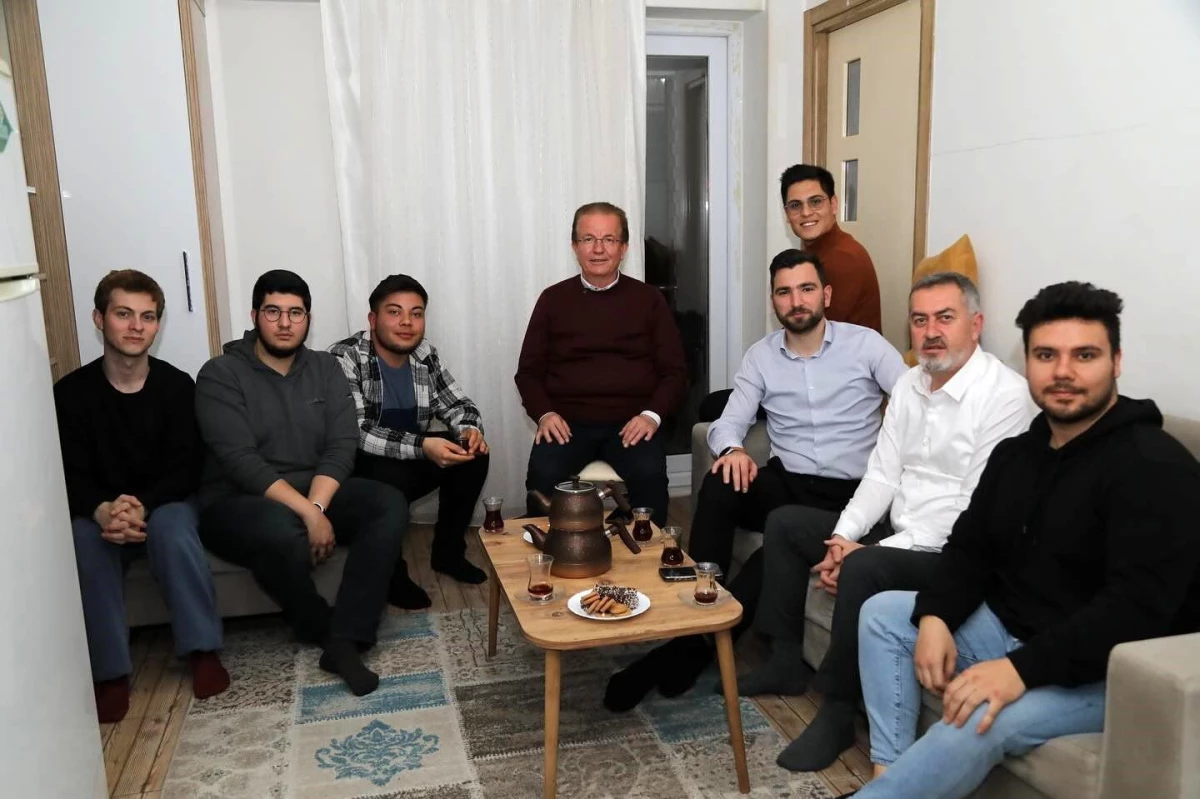 Pamukkale Belediye Başkan Adayı Halil Pekdemir Öğrenci Evine Ziyarette Bulundu