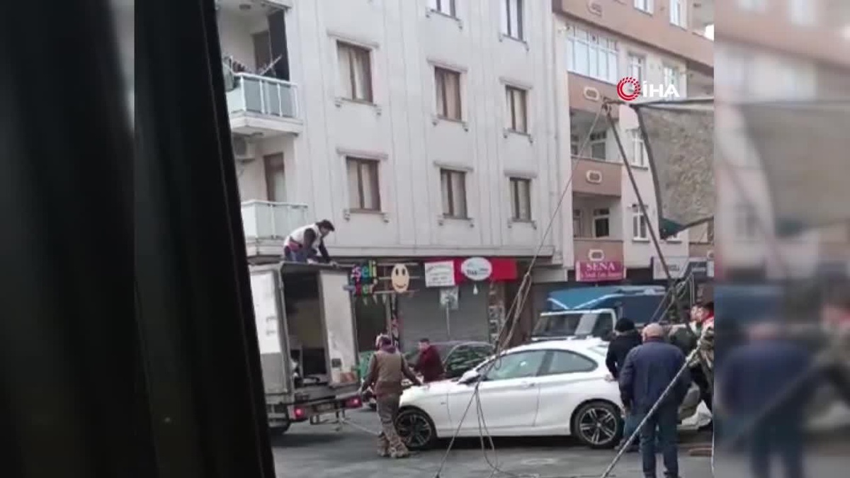 Pazar yerine park edilen aracı halat ile çeken esnaflar kamerada