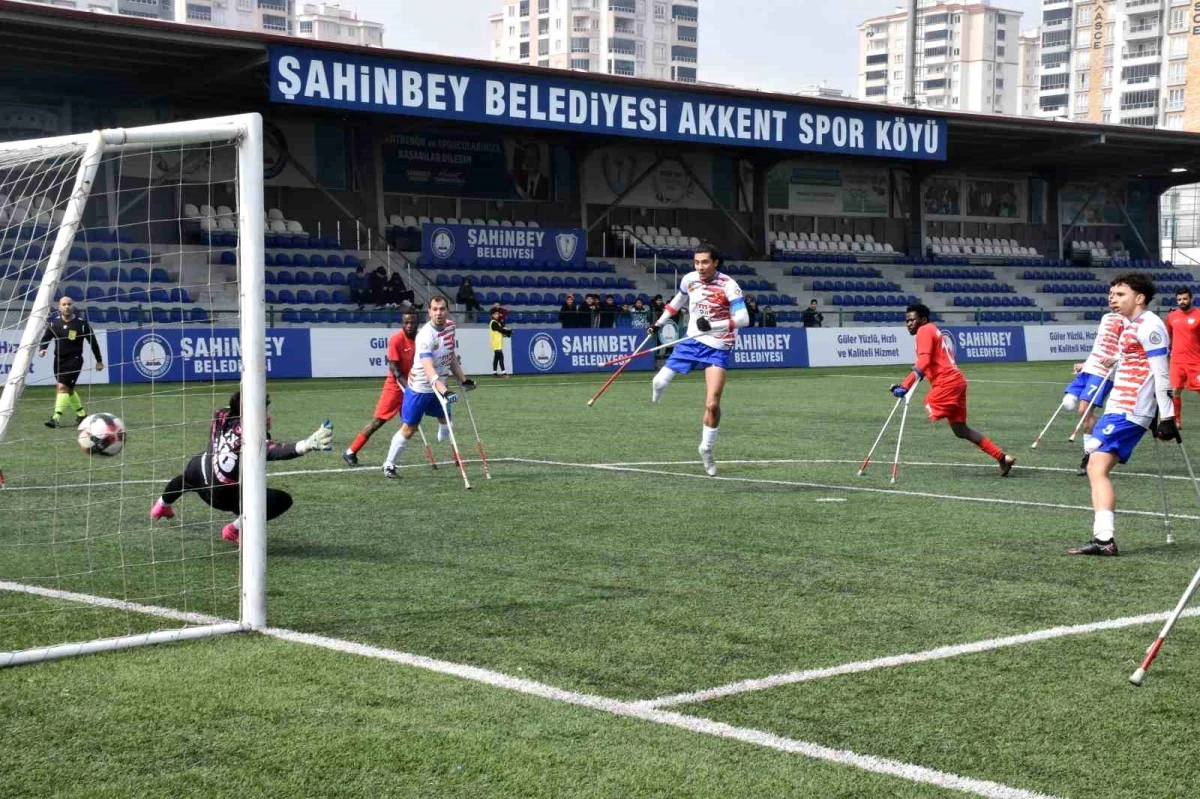 Şahinbey Belediye Gençlik ve Spor Kulübü Ampute Futbol Takımı TSK Rehabilitasyon Merkezi\'ni 9-1 Mağlup Etti